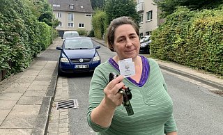 Anwohnerin Manuela Heinrich steht dort, wo sie kürzlich für ihren Kleinwagen (hinten) ein Verwarngeld bekommen hat. All die Jahre sei das Parken in der Straße "An der Wolfskuhle" kein Problem gewesen, sagt sie. - Ivonne Michel Anwohnerin Manuela Heinrich steht dort, wo sie kürzlich für ihren Kleinwagen (hinten) ein Verwarngeld bekommen hat. All die Jahre sei das Parken in der Straße "An der Wolfskuhle" kein Problem gewesen, sagt sie. - Ivonne Michel