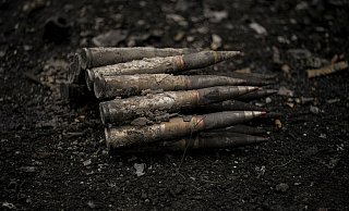 Großkalibrige Munition liegt auf der Straße in Irpin, am Stadtrand von Kiew. - Foto: Vadim Ghirda/AP/dpa
