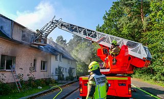 Rund 50 Einsatzkräfte der Paderborner Feuerwehr waren bei einem Zimmerbrand einem Wohnhaus an der Straße Thunemühle in Sennelager eingesetzt. - Ralph Meyer
