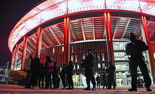 Während der Fußball-Europameisterschaft werden viele Polizeibeamte zur Sicherung der Stadien eingesetzt (Archivbild). - Arne Dedert/dpa