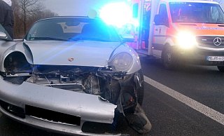 Der Porsche musste nach dem Unfall abgeschleppt werden. - Polizei Minden-Lübbecke