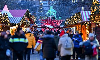 Taschendiebe nutzen den Trubel auf Weihnachtsmärkten gerne aus, um an Bargeld und Zahlungskarten zu kommen. - Jens Kalaene/dpa/dpa-tmn