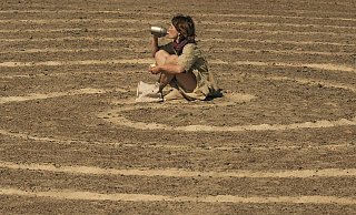 Maria Reiche, dargestellt von Devrim Lingnau Islamoglu, inmitten der mysteriösen Nazca-Linien in der peruanischen Wüste. - Tobis Film