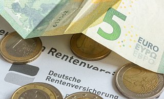 Wer über das Rentenalter arbeitet, soll künftig eine Prämie bekommen können. Das können mehrere Tausend Euro sein. (Illustration) - Fernando Gutierrez-Juarez/dpa