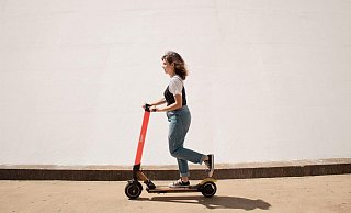 Man benötigt zwar keinen Führerschein für die E-Scooter, aber es gelten dieselben Promilleregeln mit sämtlichen Konsequenzen wie für Autofahrerinnen und Autofahrer. - Unsplash (Symbolbild)