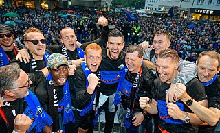 Feier am Rathaus: Die erfolgreichen Aufsteiger um SCP-Trainer Steffen Baumgart (4. v. r.). - Besim Mazhiqi