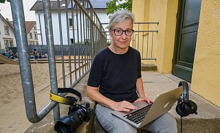 Die Fotografin Barbara Franke, beschäftigt auch im Dienste der NW, mit ihren Arbeitsgeräten: Kamera, Laptop, Kopfhörer. "Ich wollte gar nichts mit Corona machen, sondern etwas im öffentlichen Raum. Doch plötzlich gab es keine öffentlichen Räume mehr". - Andreas Zobe