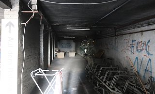 Sogar Fahrradständer und zwei alte Räder sind im Tunel des Ostflügels noch zurückgeblieben. - Susanne Barth