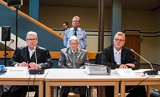Der ehemalige SS-Wachmann Reinhold Hanning sitzt zwischen seinen Anwälten Andreas Scharmer (l) und Johannes Salmen in der Anklagebank. Das Gericht hat Hanning zu fünf Jahren Haft verurteilt. - dpa