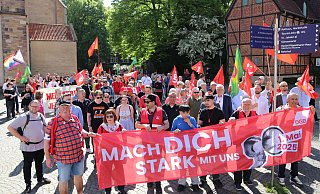 Rund 300 Herforderinnen und Herforder zog es bei strahlendem Sonnenschein zur Kundgebung auf den Rathausplatz. - Claus Frickemeier