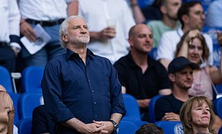DFB-Sportdirektor Rudi Völler steht vor dem Spiel auf der Tribüne. - Rolf Vennenbernd/dpa