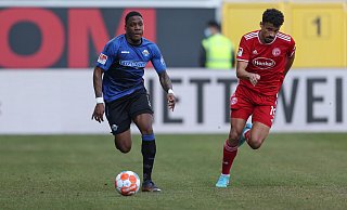 SCP-Innenverteidiger Frederic Ananou (l.), der hier gegen Düsseldorfs Emmanuel Iyoha den Ball behauptet, zeigte nach extrem langer Verletzungspause eine erstaunlich gute Leistung. - picture alliance/dpa