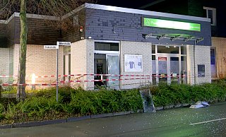 Unbekannte Täter sprengen am frühen Donnerstamorgen einen Geldautomaten in einer SB-Filiale der Verbundvolksbank OWL in Lichtenau-Atteln. - Ralph Meyer
