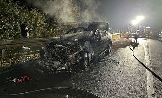 Dieser BMW brannte nahe des Autohofs Rheda-Wiedenbrück komplett aus. Der Fahrer blieb unverletzt. - Thorsten Heß