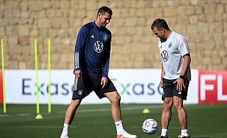 Flick erwartet von Süle für eine Rückkehr in die Nationalmannschaft mehr Einsatz und Mentalität. - Federico Gambarini/dpa