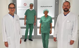 Die Chefärzte Torsten Meier (li.) und Norbert Lindner arbeiten mit den Fachpflegern Anästhesie, Peter Voß und Larissa Kern, eng zusammen, um Patienten vor, während und nach der Operation zu betreuen. - Brüderkrankenhaus St. Josef Paderborn