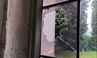 Auch zwei Kirchenfenster wurden beschädigt. - Polizei Minden-Lübbecke