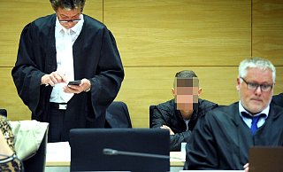 Der Gütersloher Anwalt Martin Rother (l.) vertritt vor dem Bielefelder Landgericht einen der neun Angeklagten. - Andreas Frücht