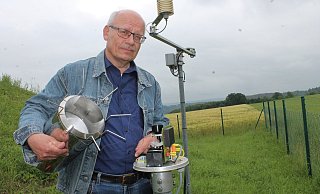 Hermann-Josef Sander betreut die Wetterstation auf dem Weg zur Drenker Elisenhöhe. Er selbst ist ein passionierter Wetterbeobachter. - Manuela Puls