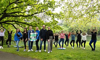 Maren Schwede (v. l., Paderborner Sportservice), Lena Gök, Regionalleiter Lin Thiele (beide Verbundvolksbank OWL), Tanja Schaefer (Leiterin Paderborner Sportservice), Vizepräsident und Vorstand Ralf Pahlsmeier und Carina Moss (beide KSB Paderborn) fiebern dem Start von Sport im Park entgegen. - Verbundvolksbank OWL