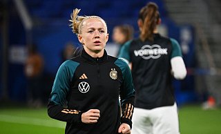Fußball-Nationalspielerin Lea Schüller kann ihr Olympia-Erlebnis unmittelbar vor Ort mit ihrer Lebensgefährtin Lara Vadlau teilen. - Sebastian Christoph Gollnow/dpa