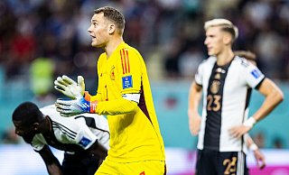 Torwart Manuel Neuer hat die Kapitänsbinde mit der Aufschrift „No Discrimination“ am Arm. - Tom Weller/dpa