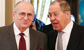 Sergei Lawrow (r), Außenminister von Russland, spricht mit Zbigniew Rau, Außenminister von Polen und amtierender OSZE-Vorsitzender, während eines Treffens. - Foto: Shamil Zhumatov/Pool Reuters/AP/dpa