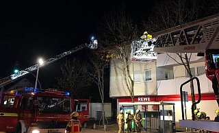 Die Paderborner Feuerwehr war mit zwei Drehleitern im Einsatz. - Feuerwehr Paderborn