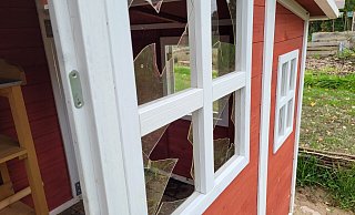 An der Grundschule in Lenzinghausen in Spenge haben Unbekannte die Scheiben im Gartenhaus eingeschlagen. - Celina Allard
