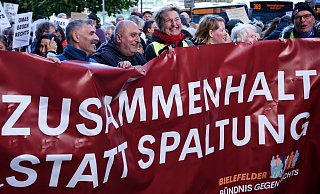 Wiebke Esdar (vorne, 3.v.r.) ist bei der Demo neben Annelie Buntenbach mit einem Plakat zu sehen auf dem steht "Zusammenhalt statt Spaltung". - Michaela Heinze