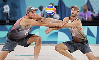 Der Volleyball kann Erfolge vorweisen: Das Beach-Duo Ehlers/Wickler holte in Paris Silber. - Rolf Vennenbernd/dpa