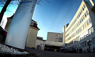 Das Lukas-Krankenhaus in Bünde. Für den Geschäftsführer kommt eine Suche nach Personal mit Plakaten nicht in Frage. - Gerald Dunkel