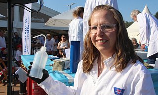 Chemielaborantin Julia Zurmühlen und Kolleginnen und Kollegen unterhalten die Besucher mit einer kleinen Science-Show. - Burkhard Battran
