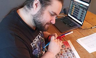 Stimmt die Deckliste mit dem Deck überein? Judge Patrick Morina beim Deckcheck in der Gütersloher Weberei. - OLAF KIESER