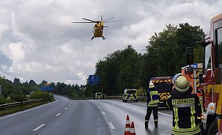 Ein Rettungshubschrauber bringt den Schwerletzten ins Krankenhaus. - Feuerwehr Vlotho