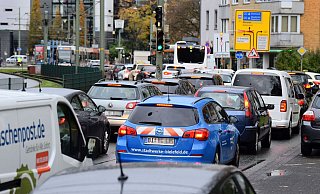 Wie hier auf der Kreuzstraße staute sich der Verkehr 2024 in Bielefeld stärker als noch 2023. Das zeigt eine aktuelle Verkehrsanalyse. - BARBARA FRANKE