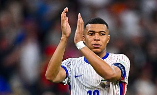 Frankreichs Superstar Kylian Mbappé verabschiedet sich nach dem EM-Aus von den Fans. - Tom Weller/dpa