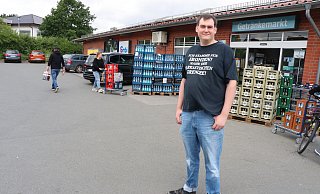 Leif Gilhaus arbeitet seit fast fünf Jahren in dem Getränkemarkt in Niederntudorf. - Mareike Gröneweg