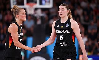 Das WNBA-Duo Leonie Fiebich und Luisa Geiselsöder (r) hat Deutschland bei der EM auf Platz fünf geführt. - Christian Charisius/dpa