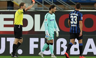 Schiedsrichter Martin Thomsen zeigt Rot, für Jannik Huth (M.) ist das OWL-Duell gegen Bielefeld bereits nach acht Minuten beendet. Paderborns Keeper muss nun in den kommenden beiden Zweitligaspielen zuschauen. - dpa