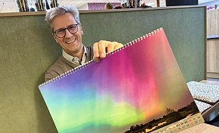 Unter dem Titel "Naturschätze aus Ostwestfalen" hat der Hövelhofer Ulrich Büker erneut einen Fotokalender herausgegeben. Den Mai zieren Polarlichter. - Jens Reddeker