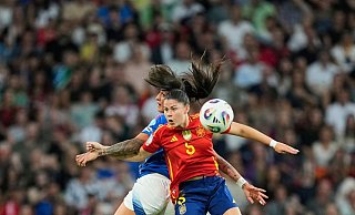 Spaniens María Méndez im Zweikampf mit Italiens Stürmerin Martina Piemonte. - Martin Meissner/AP/dpa