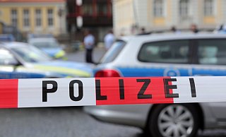 Die Polizei hat den Rathausplatz und den Mitarbeiterparkplatz abgesperrt. Nach einem Drohanruf war das Gebäude evakuiert worden. - Frank-Michael Kiel-Steinkamp