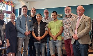 Julia Seifert (v. l.), Antje Breker, Martina Denkner, Bundestagsmitglied Robin Wagener, Bernd Blome, Peter Fabian Hardy Dreyfürst, Benedikt Rasche, Willi Wilde, Detlev Gehle und Wolfgang Dirichs stehen im Mittelpunkt. - Bündnis 90/Die Grünen Bad Driburg