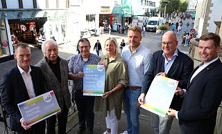 Mit Manfred Schlaffer (2. v. l.), der das Kulturprogramm organisiert hat, freut sich der Vorstand der Werbegemeinschaft (v. l.) Lin Thiele, Nils Asmis, Tanja Huckemann, Fredrik Driller, Uwe Seibel (Vorsitzender) und Volker Schäfers. - Holger Kosbab