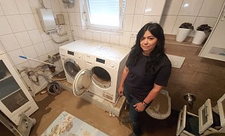 Aysel Boz steht in ihrem Keller. Das Wasser hat die Elektrogeräte wie Trockner und Waschmaschine zerstört. - Florian Weyand