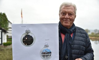 Friedel Höke präsentiert die Kugelmotive. - Thomas Kube