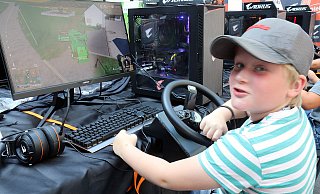 Moritz Trittel (9) spielt auch zu Hause gern am Simulator. "Dafür 'connecte' ich mich mit Freunden über das Internet", sagt er. - Robert Becker