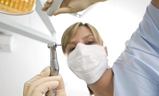Viele Zahnarztpraxen behandeln derzeit nur noch Notfälle – zum Schutz der Patienten und der eigenen Mitarbeitern.  - Symbolfoto/picture alliance