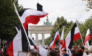 Rechtsextreme, Bürgerliche und Hippies demonstrieren in Berlin gegen die Corona-Maßnahmen. Ihre Mentalität birgt Gefahr. - picture alliance / Geisler-Fotop
